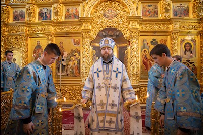 Митрополит Игнатий совершил Божественную литургию в Свято-Троицком кафедральном соборе Саратова