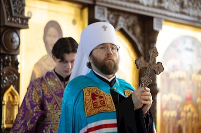 Митрополит Игнатий совершил Божественную литургию в Крестовоздвиженском храме г. Хвалынска