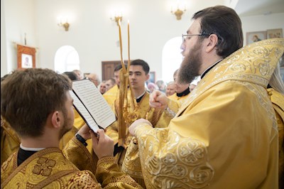 Митрополит Игнатий совершил Божественную литургию в Трехсвятительском храме г. Саратова