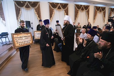 Митрополит Игнатий вручил дипломы выпускникам СПДС
