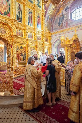 Митрополит Игнатий совершил Божественную литургию в Свято-Троицком кафедральном соборе Саратова