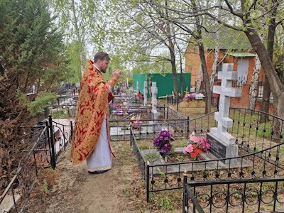На Радоницу совершено поминовение усопших священнослужителей