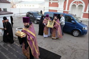 В Саратовскую митрополию принесены ковчег с мощами святителя Феофана Затворника и икона Божией Матери «Казанская Вышенская»