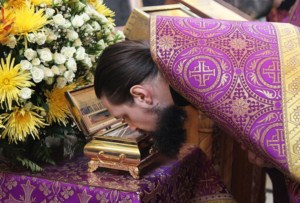 В Саратовскую митрополию принесены ковчег с мощами святителя Феофана Затворника и икона Божией Матери «Казанская Вышенская»
