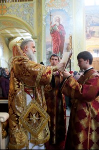 В Великий Четверг Митрополит Лонгин совершил Литургию Василия Великого и Чин умовения ног