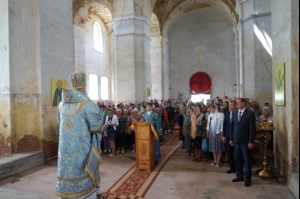 Божественная литургия в храме в честь Покрова Пресвятой Богородицы села Сокур Татищевского района