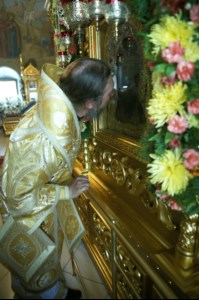 Митрополит Лонгин и Епископ Пахомий совершили Божественную литургию в Троицком соборе и молебен перед главной святыней Саратовской земли — образом Спаса Нерукотворного