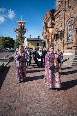 Митрополит Игнатий совершил Божественную литургию в Крестовоздвиженском храме г. Хвалынска