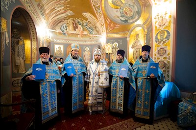 Митрополит Игнатий совершил вечернее богослужение с чтением акафиста Пресвятой Богородице в Свято-Троицком кафедральном соборе г. Саратова