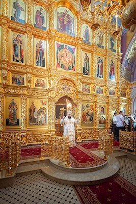 Митрополит Игнатий совершил Божественную литургию в Свято-Троицком кафедральном соборе Саратова