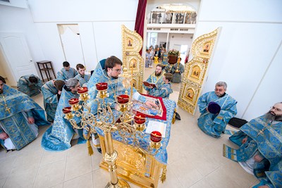 Митрополит Игнатий совершил великое освящение храма Владимирской иконы Божией Матери и Божественную литургию в новоосвященном храме