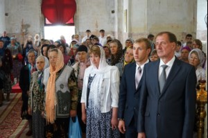 Божественная литургия в храме в честь Покрова Пресвятой Богородицы села Сокур Татищевского района