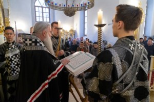 Литургия Преждеосвященных Даров, малое повечерие и утреня Великого Четвертка на Архиерейском подворье — в храме во имя святых равноапостольных Мефодия и Кирилла при СГУ