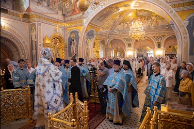 Митрополит Игнатий совершил Божественную литургию в Свято-Троицком кафедральном соборе Саратова