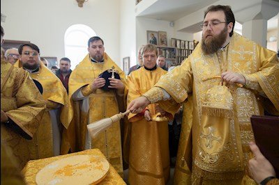 Митрополит Игнатий совершил Божественную литургию в Трехсвятительском храме г. Саратова