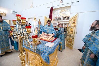 Митрополит Игнатий совершил великое освящение храма Владимирской иконы Божией Матери и Божественную литургию в новоосвященном храме