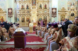 В Великий Четверг Митрополит Лонгин совершил Литургию Василия Великого и Чин умовения ног