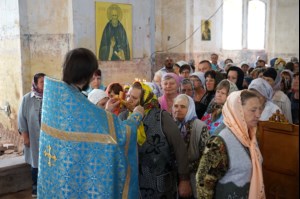 Божественная литургия в храме в честь Покрова Пресвятой Богородицы села Сокур Татищевского района