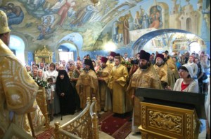 Митрополит Лонгин и Епископ Пахомий совершили Божественную литургию в Троицком соборе и молебен перед главной святыней Саратовской земли — образом Спаса Нерукотворного