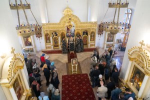 Литургия Преждеосвященных Даров, малое повечерие и утреня Великого Четвертка на Архиерейском подворье — в храме во имя святых равноапостольных Мефодия и Кирилла при СГУ