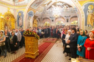 Митрополит Лонгин совершил пасхальное богослужение