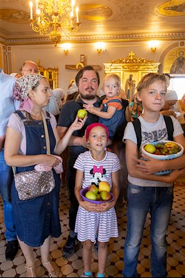 Божественная литургия в Свято-Троицком кафедральном соборе г. Саратова