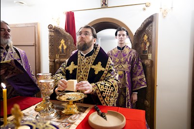 Митрополит Игнатий совершил Великое освящение Крестовоздвиженского подворья Свято-Алексиевского женского монастыря г. Саратова и Божественную литургию в новоосвященном храме