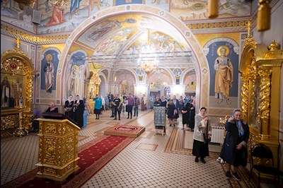 Митрополит Игнатий совершил вечернее богослужение с чтением акафиста Пресвятой Богородице в Свято-Троицком кафедральном соборе г. Саратова