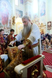 В Великий Четверг Митрополит Лонгин совершил Литургию Василия Великого и Чин умовения ног