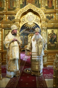 Митрополит Лонгин и Епископ Пахомий совершили Божественную литургию в Троицком соборе и молебен перед главной святыней Саратовской земли — образом Спаса Нерукотворного
