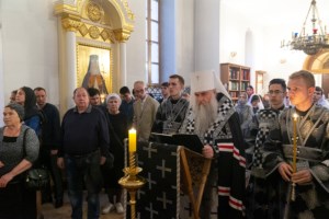 Литургия Преждеосвященных Даров, малое повечерие и утреня Великого Четвертка на Архиерейском подворье — в храме во имя святых равноапостольных Мефодия и Кирилла при СГУ