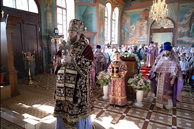 Митрополит Игнатий совершил Божественную литургию в Крестовоздвиженском храме г. Хвалынска