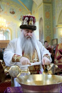 В Великий Четверг Митрополит Лонгин совершил Литургию Василия Великого и Чин умовения ног