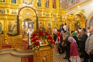 Митрополит Лонгин совершил пасхальное богослужение