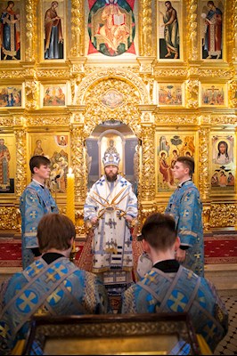 Митрополит Игнатий совершил вечернее богослужение с чтением акафиста Пресвятой Богородице в Свято-Троицком кафедральном соборе г. Саратова