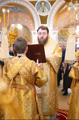Митрополит Игнатий совершил Божественную литургию в Свято-Троицком кафедральном соборе Саратова