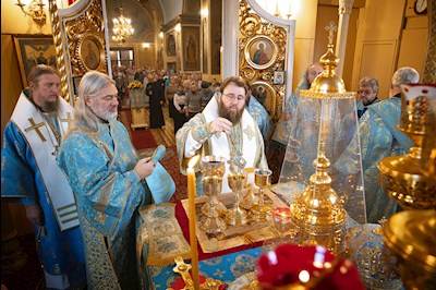 Митрополит Игнатий возглавил соборное архиерейское богослужение в Свято-Троицком кафедральном соборе г. Покровска (Энгельса)
