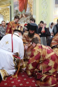 В Великий Четверг Митрополит Лонгин совершил Литургию Василия Великого и Чин умовения ног