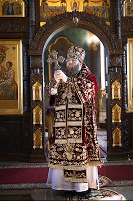 Митрополит Игнатий совершил Божественную литургию в Крестовоздвиженском храме г. Хвалынска