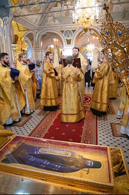 Митрополит Игнатий совершил Божественную литургию в Свято-Троицком кафедральном соборе Саратова