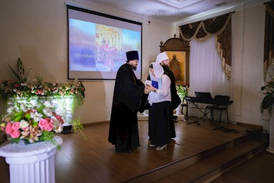 Митрополит Игнатий вручил дипломы выпускникам СПДС