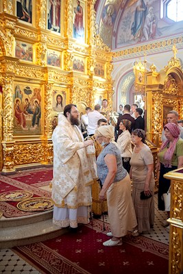 Митрополит Игнатий совершил Божественную литургию в Свято-Троицком кафедральном соборе Саратова