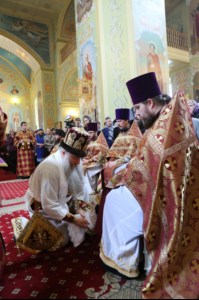 В Великий Четверг Митрополит Лонгин совершил Литургию Василия Великого и Чин умовения ног