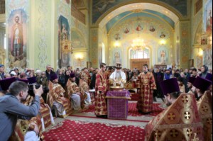 В Великий Четверг Митрополит Лонгин совершил Литургию Василия Великого и Чин умовения ног