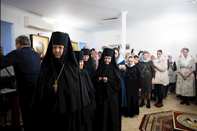 Митрополит Игнатий совершил Великое освящение Крестовоздвиженского подворья Свято-Алексиевского женского монастыря г. Саратова и Божественную литургию в новоосвященном храме