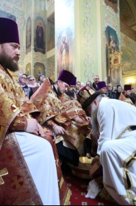 В Великий Четверг Митрополит Лонгин совершил Литургию Василия Великого и Чин умовения ног