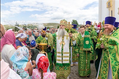 Божественная литургия в соединении с вечерней в Свято-Троицком кафедральном соборе г. Вольска