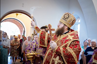 Митрополит Игнатий совершил великое освящение храма святых первоверховных апостолов Петра и Павла с. Куликовка Вольского района и Божественную литургию в новоосвященном храме