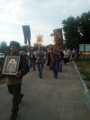Крестный ход от храма мученицы Софии до храма святых Царственных страстотерпцев г. Саратова