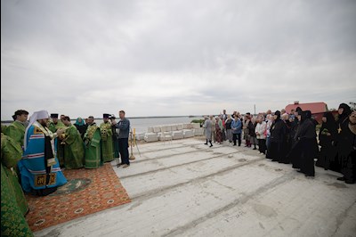 Митрополит Игнатий совершил чин основания храма во имя преподобного Иоанна Рыльского в селе Рыбное